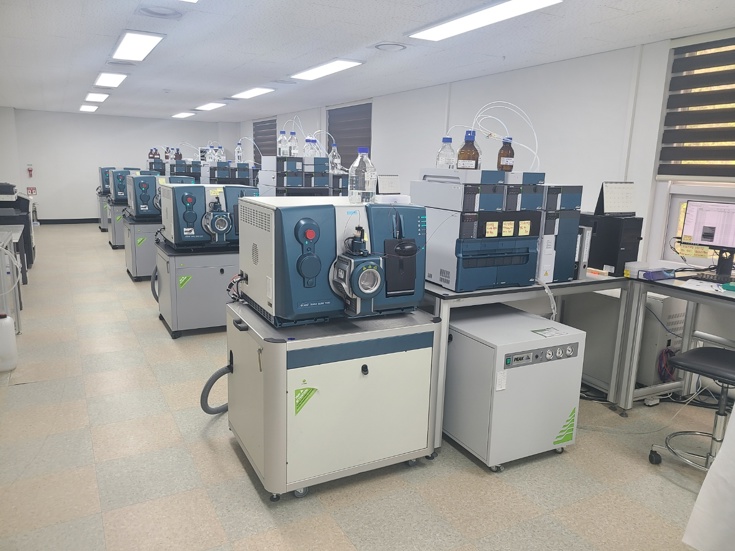 PEAK gas generators in the Dt&CRO laboratory